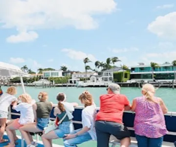Miami: South Beach Walking Tour with Skyline Cruise